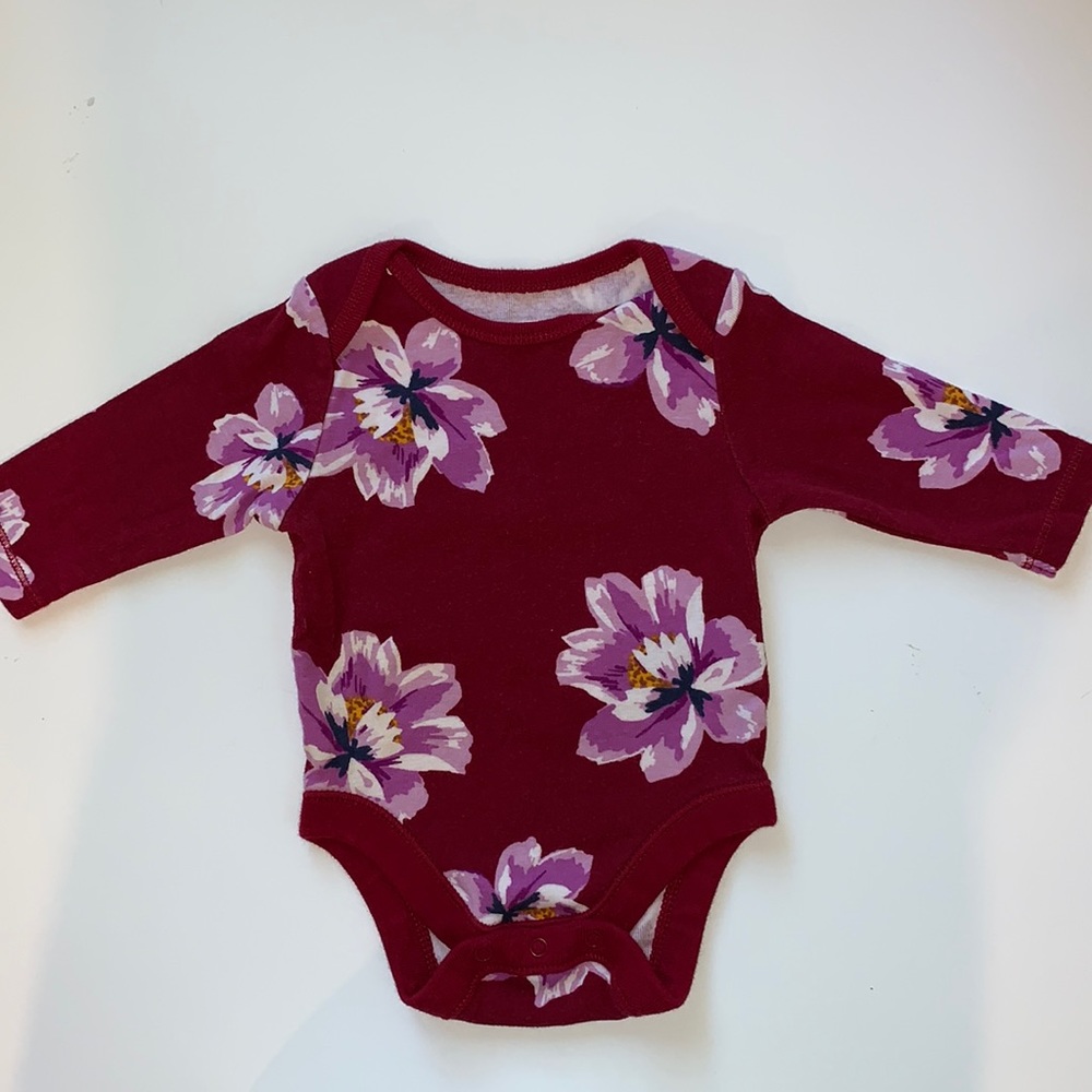 EUC Old Navy long sleeve floral bodysuit (0-3 months)